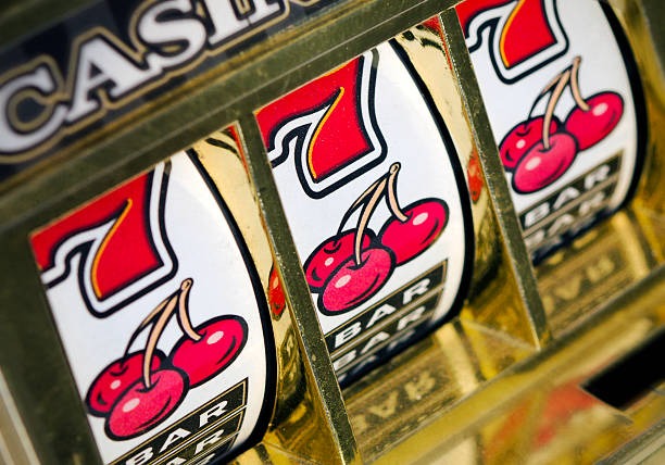 menangmenang slot mobile interface showing Crash game rounds and account balance